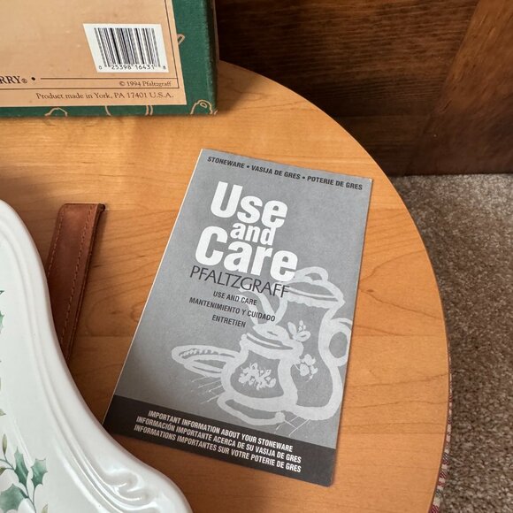 Pfaltzgraff Winterberry White w/Green Holly & Red Berries Stoneware Bell Plate - Picture 4 of 7